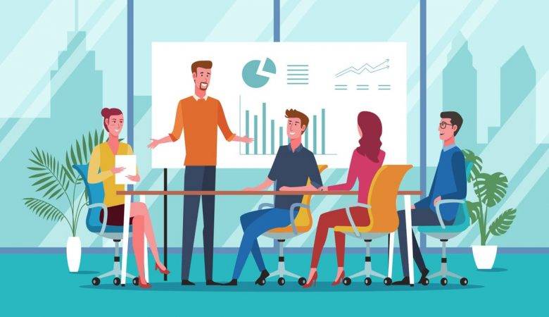 Equipe de colaboradores reunidos em uma mesa de reunião, com um chefe de pé explicando informações do quadro.