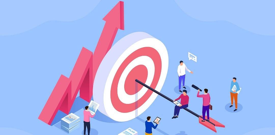 Imagem de um alvo com uma seta no meio e pessoas trabalhando em volta. 
Seta vermelha maior atrás do alvo indicando progressão do trabalho.